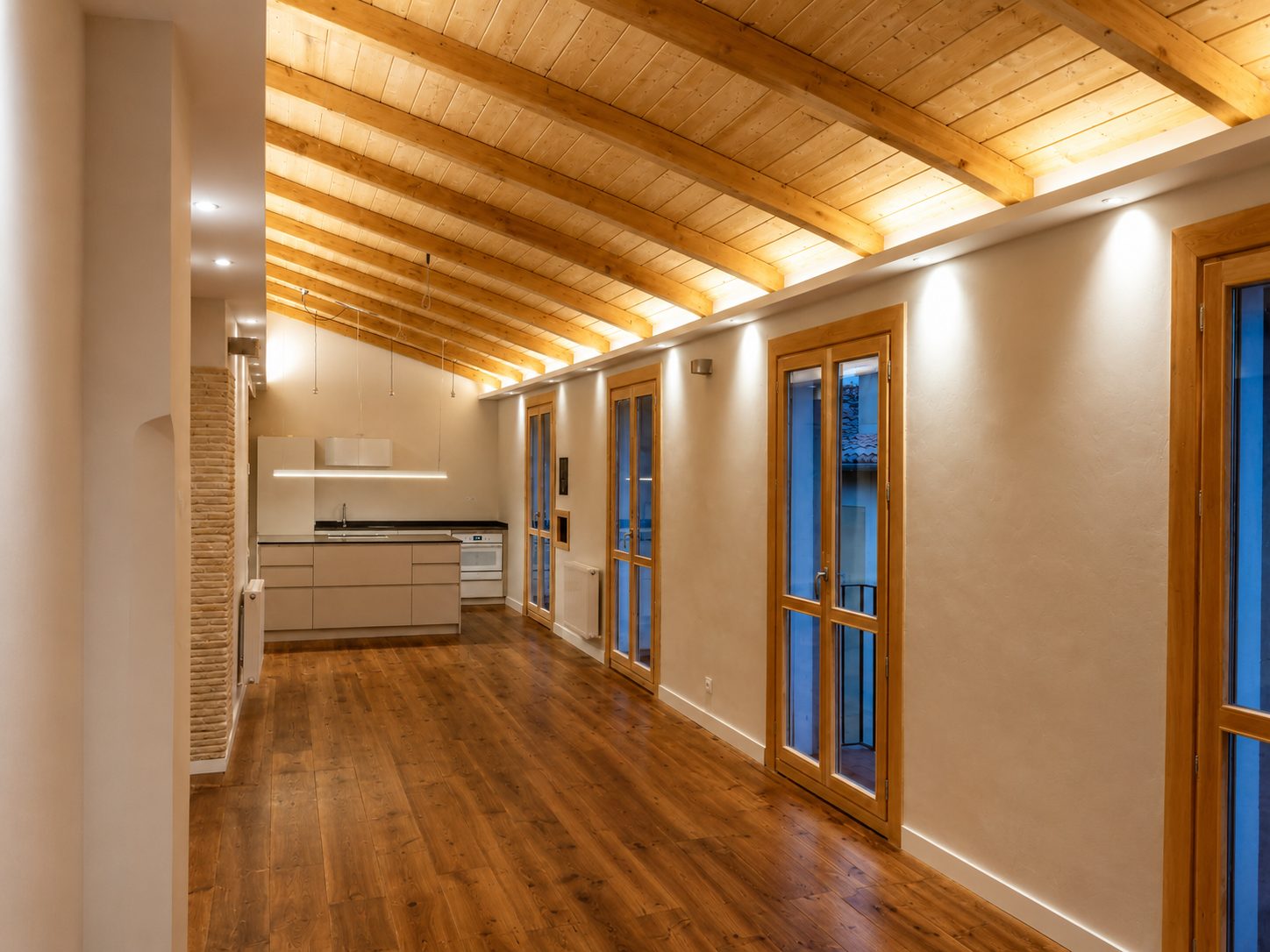 Reforma integral con techo de madera a la vista en una vivienda de Navarra